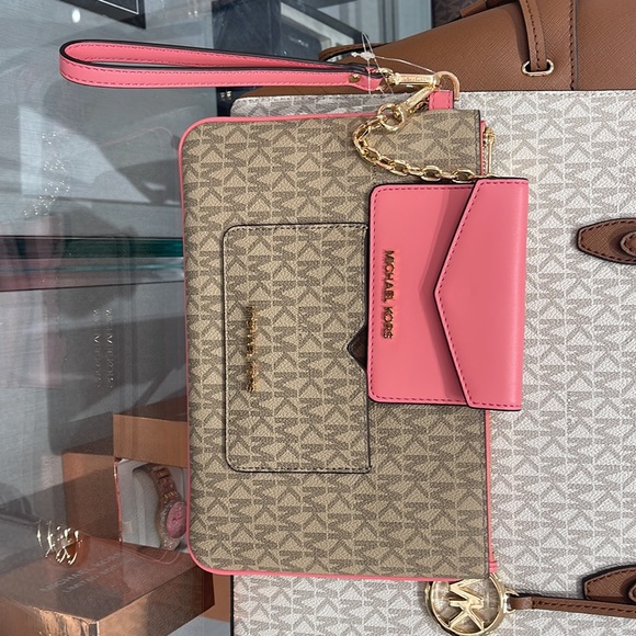 MICHAEL KORS JET SET ITEM LG 2 in 1 CARD CASE & WRISTLET
Tea Rose
NWT - Picture 2 of 16